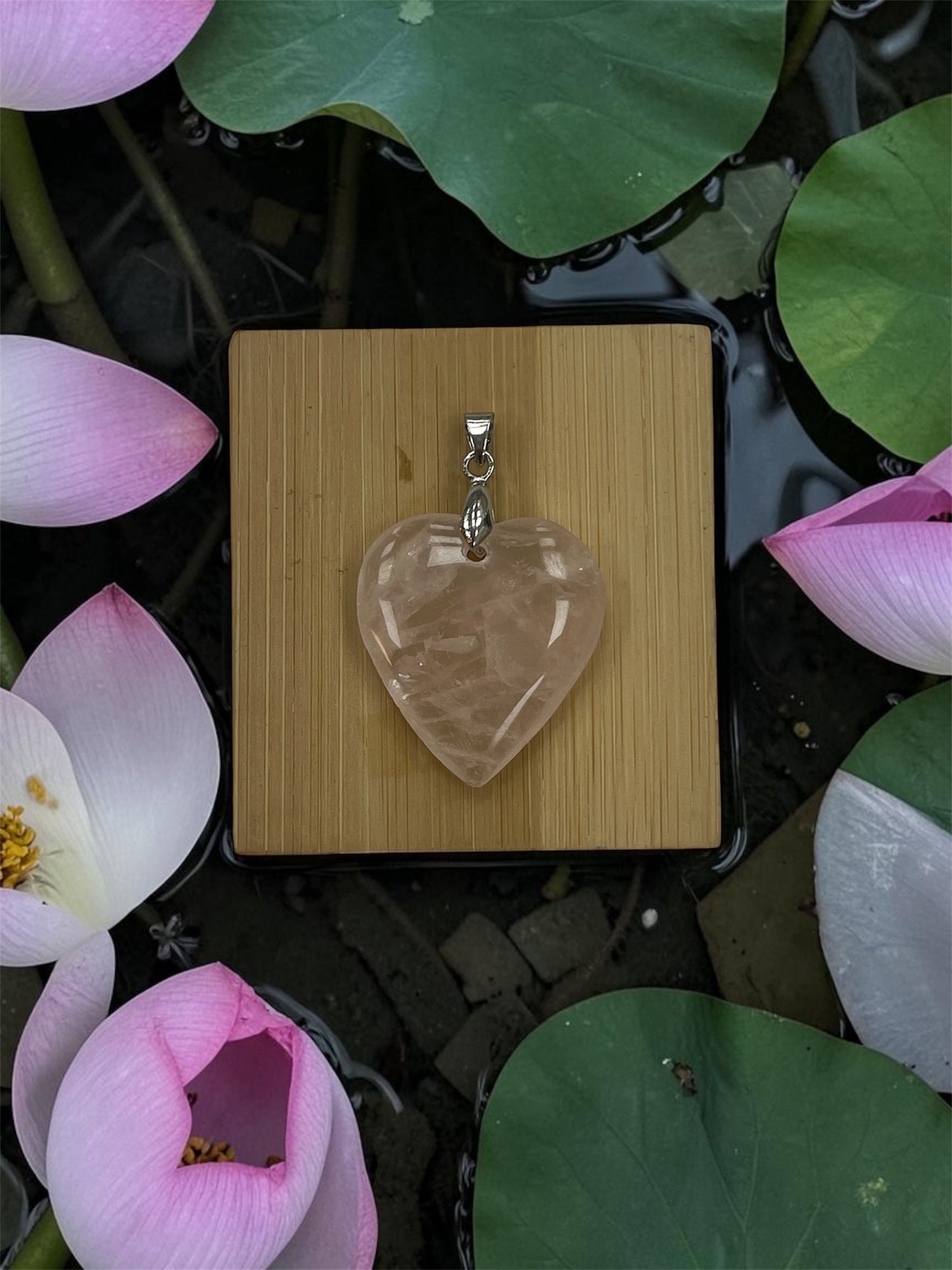 COLLIER AVEC PENDENTIF COEUR QUARTZ ROSE
