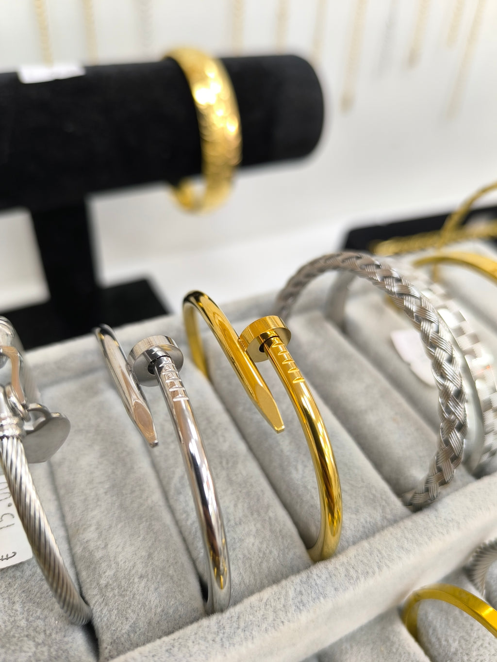 Bracelet clou rigide en acier inoxydable