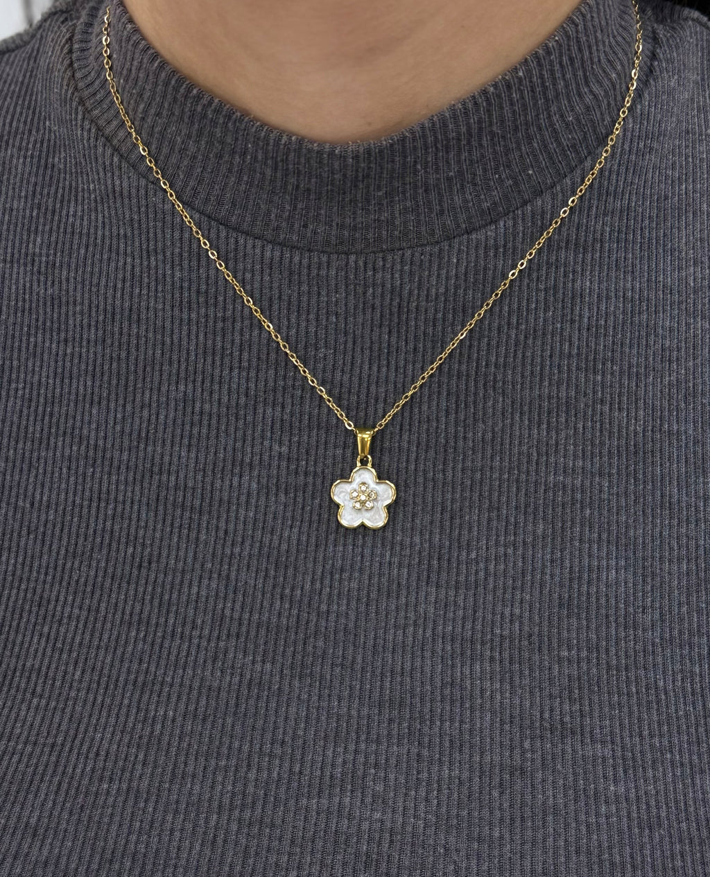 Collier pendentif fleur dorée en acier inoxydable