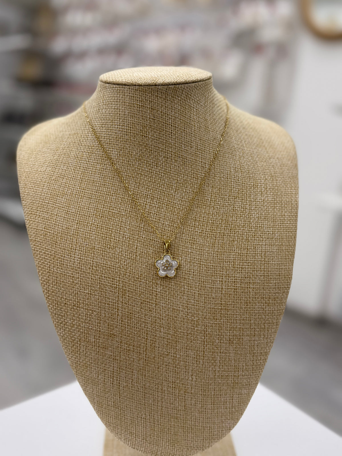 Collier pendentif fleur dorée en acier inoxydable