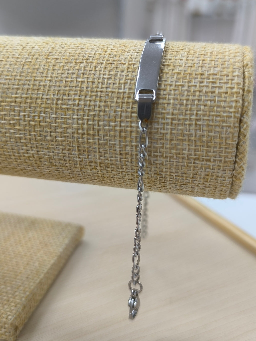Bracelet maille figaro fin avec plaque en acier inoxydable, à graver