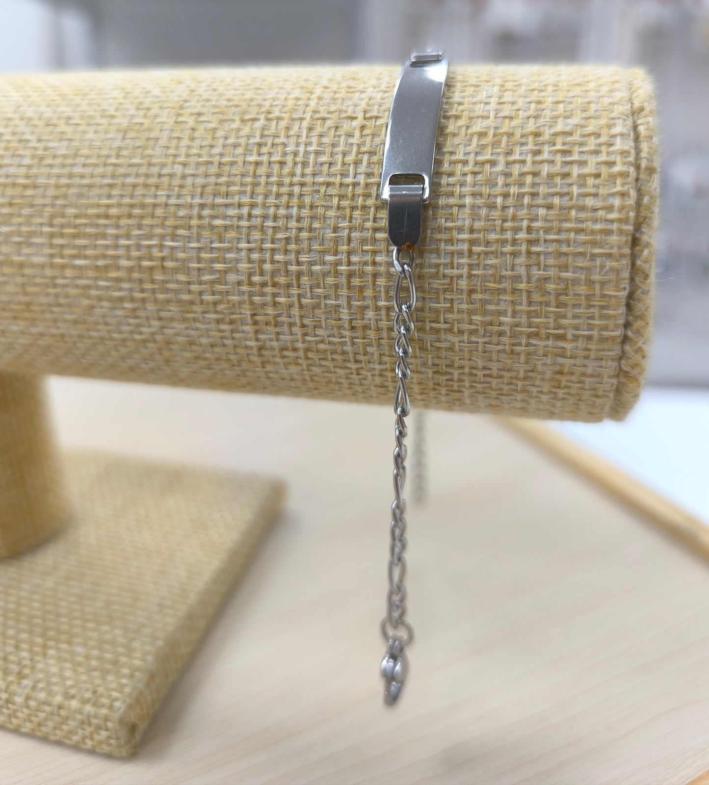 BRACELET AVEC PLAQUE MAILLE FIGARO COULEUR ACIER