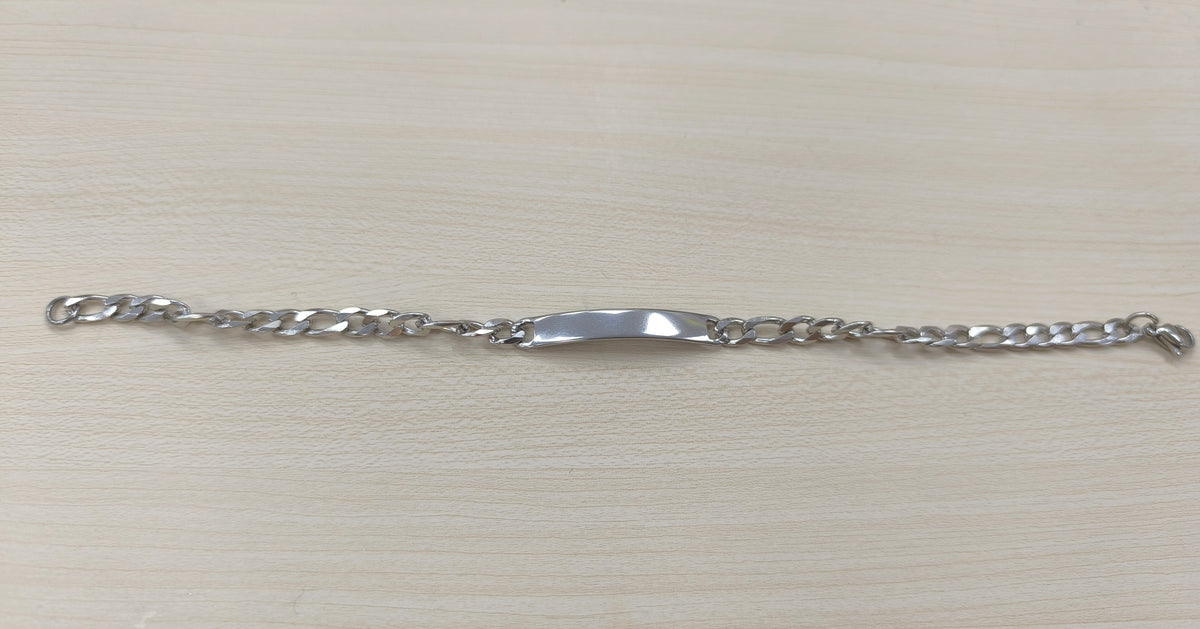 Bracelet plaque maille figaro couleur acier, à graver