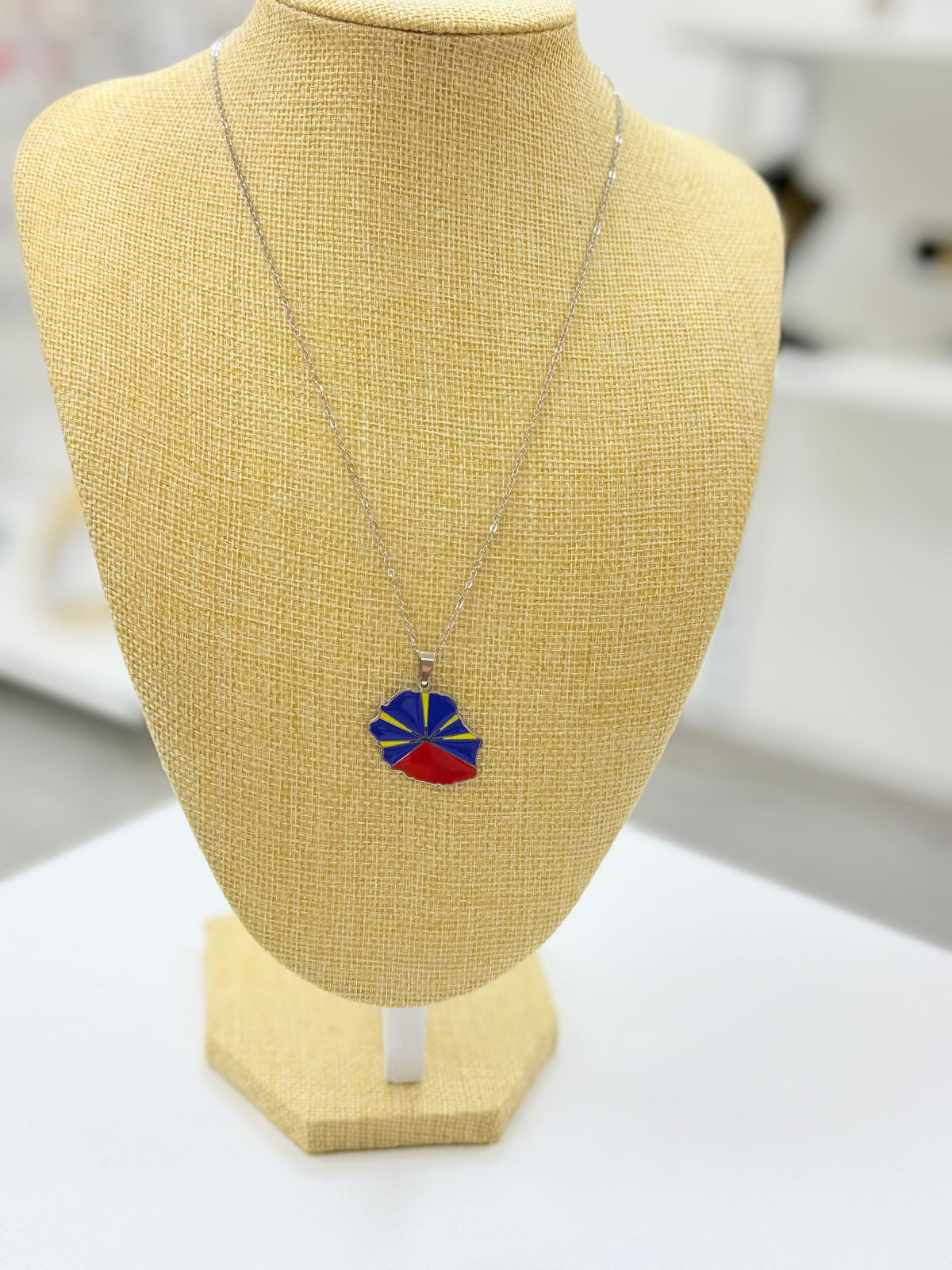 Pendentif carte de La Réunion colorée en acier inoxydable
