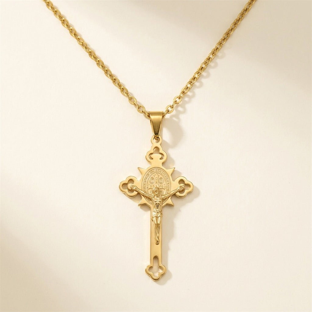Collier doré pendentif croix, Christ et saint Benoît