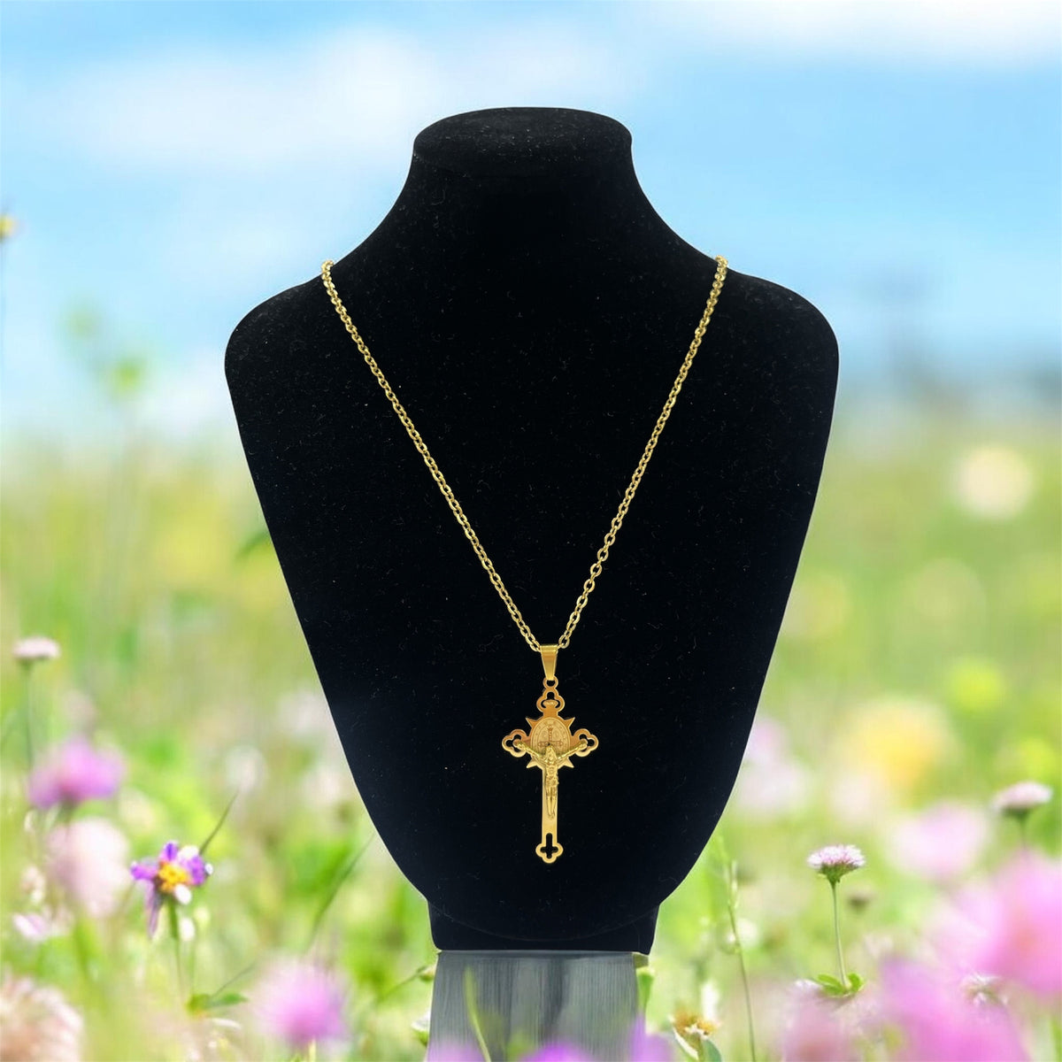 Collier doré pendentif croix, Christ et saint Benoît