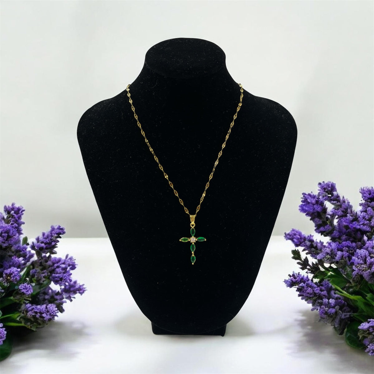 Chaîne et pendentif croix en oxyde de zirconium vert