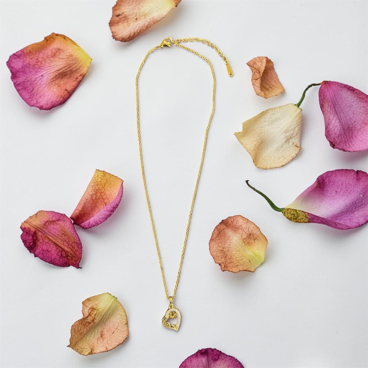 Collier doré pendentif cœur en oxyde de zirconium