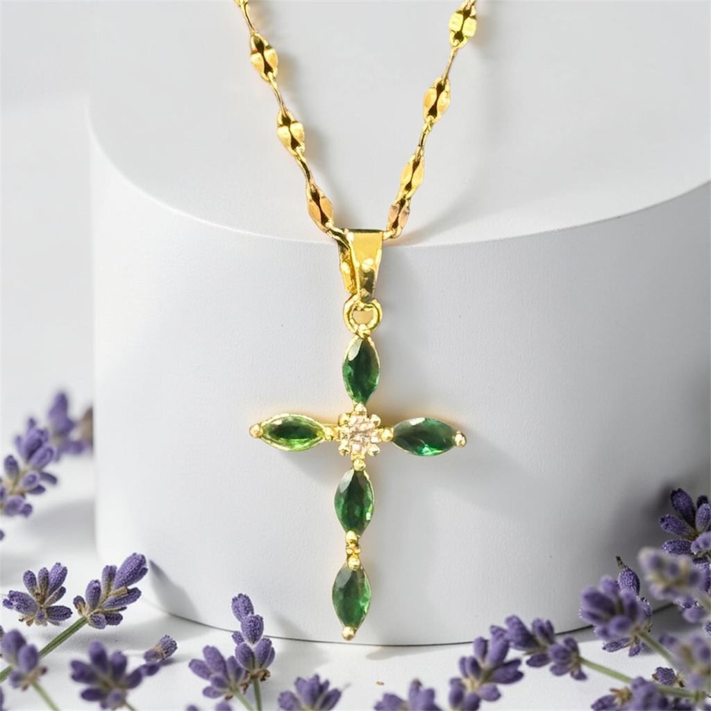 Chaîne et pendentif croix en oxyde de zirconium vert