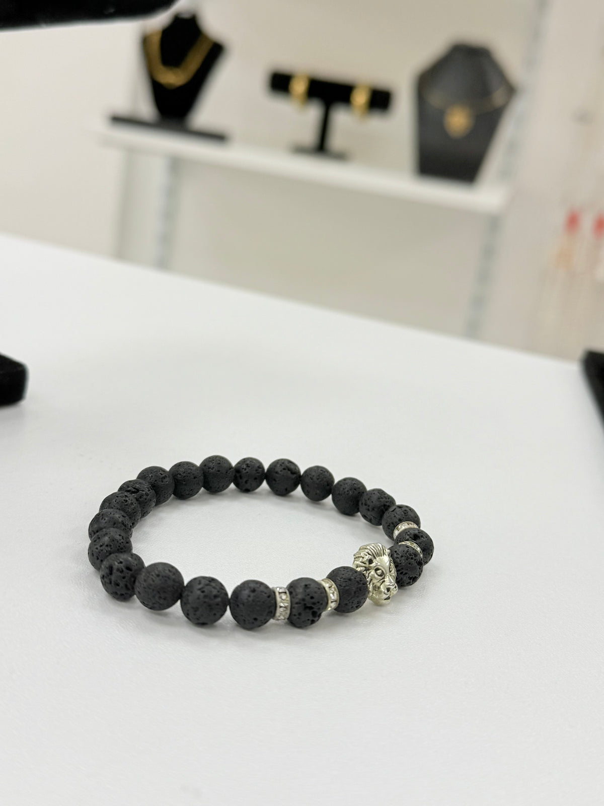 Bracelet pierre de lave tête de lion et strass