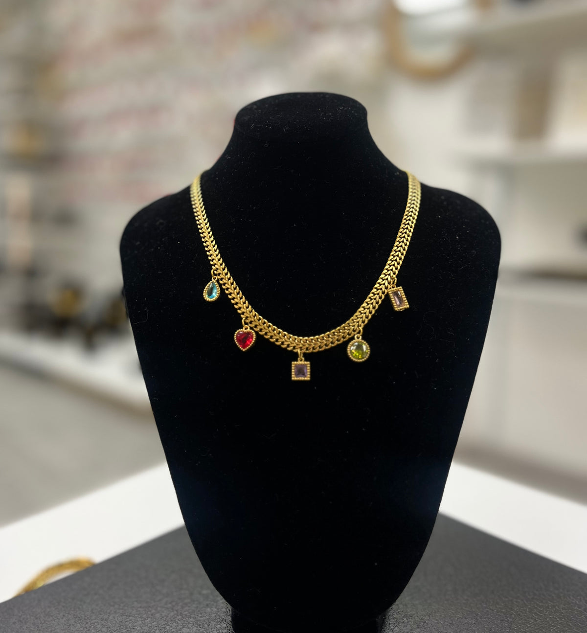 Collier en acier inoxydable avec breloques en oxyde de zirconium