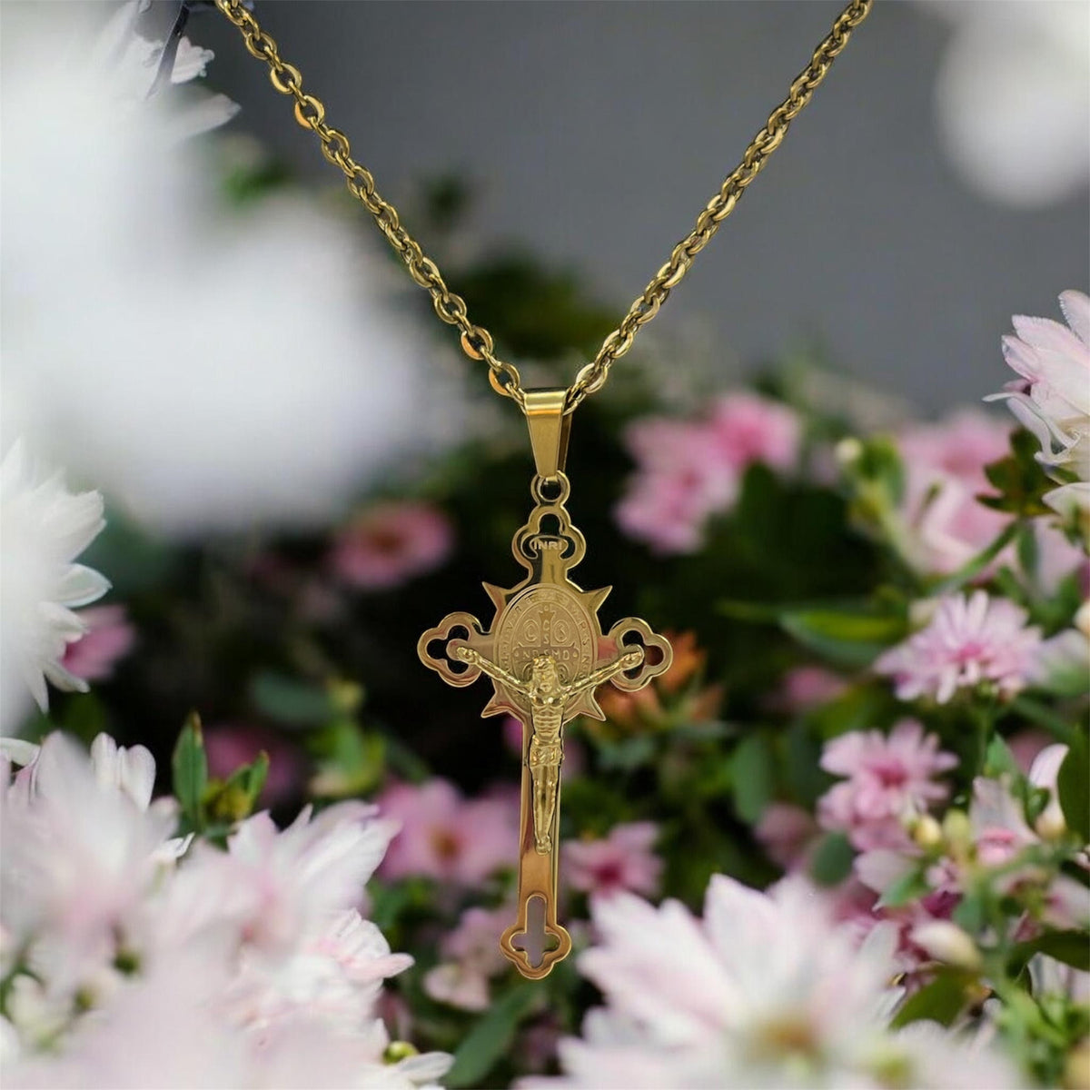 Collier doré pendentif croix, Christ et saint Benoît
