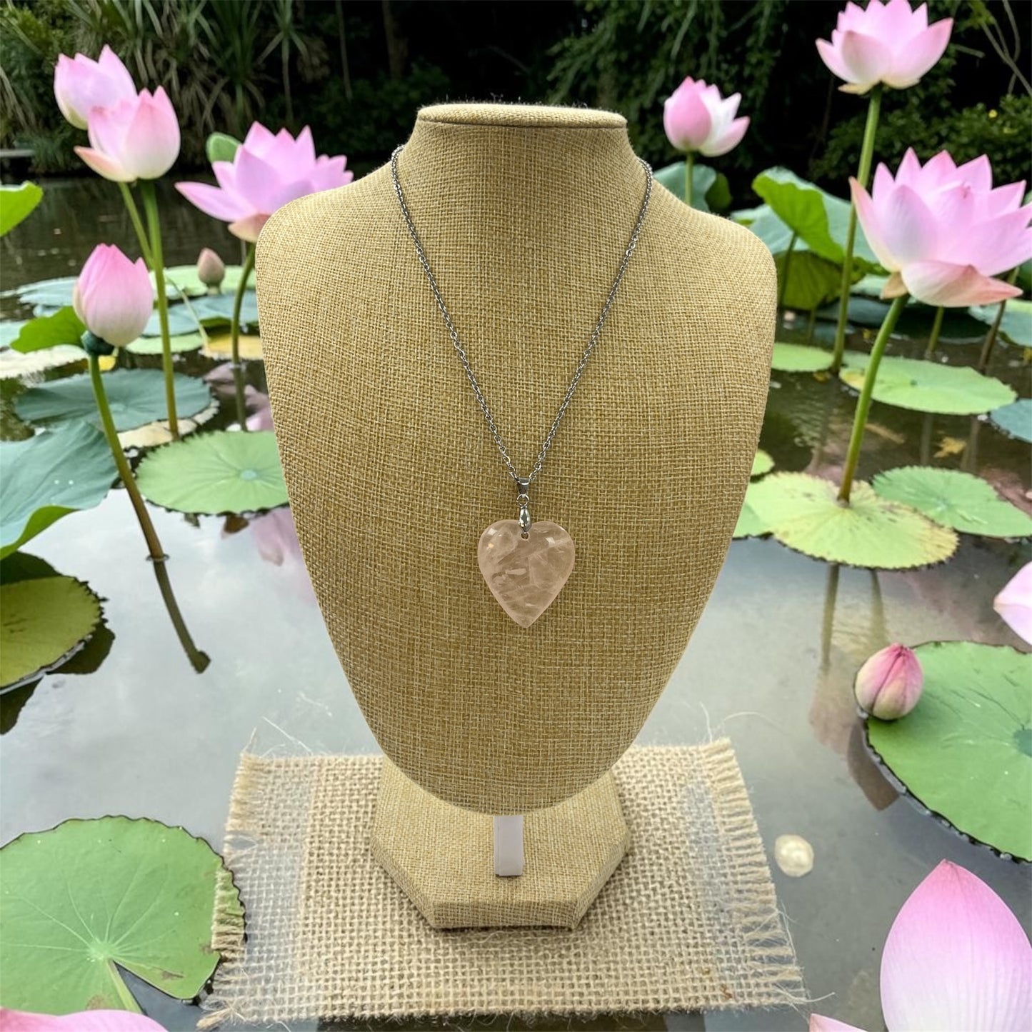 COLLIER AVEC PENDENTIF COEUR QUARTZ ROSE