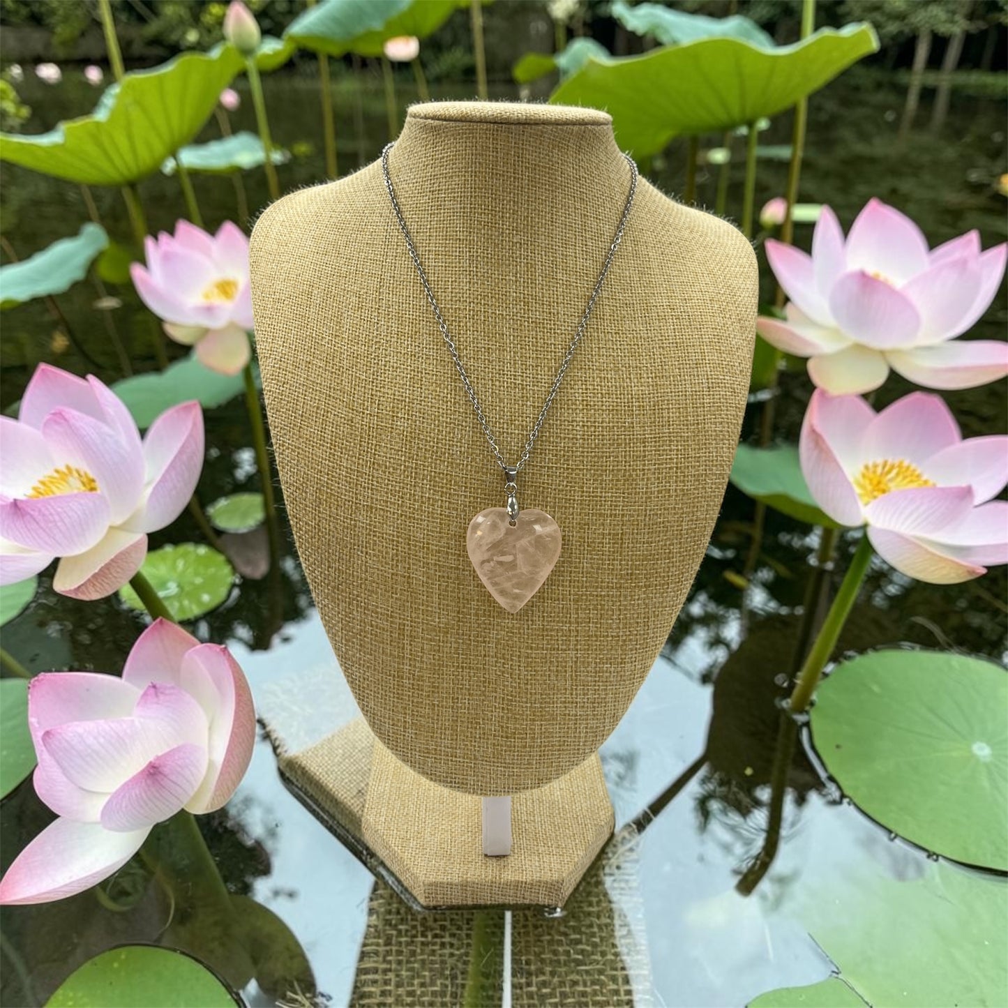 COLLIER AVEC PENDENTIF COEUR QUARTZ ROSE