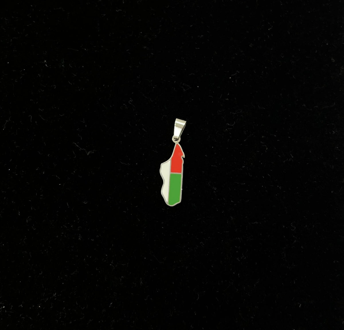 Pendentif carte de Madagascar colorée en acier inoxydable